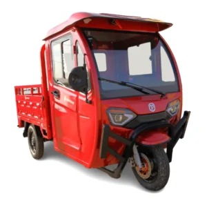 Triciclu electric de marfă roșu cu cabină închisă, ideal pentru transport urban fără permis